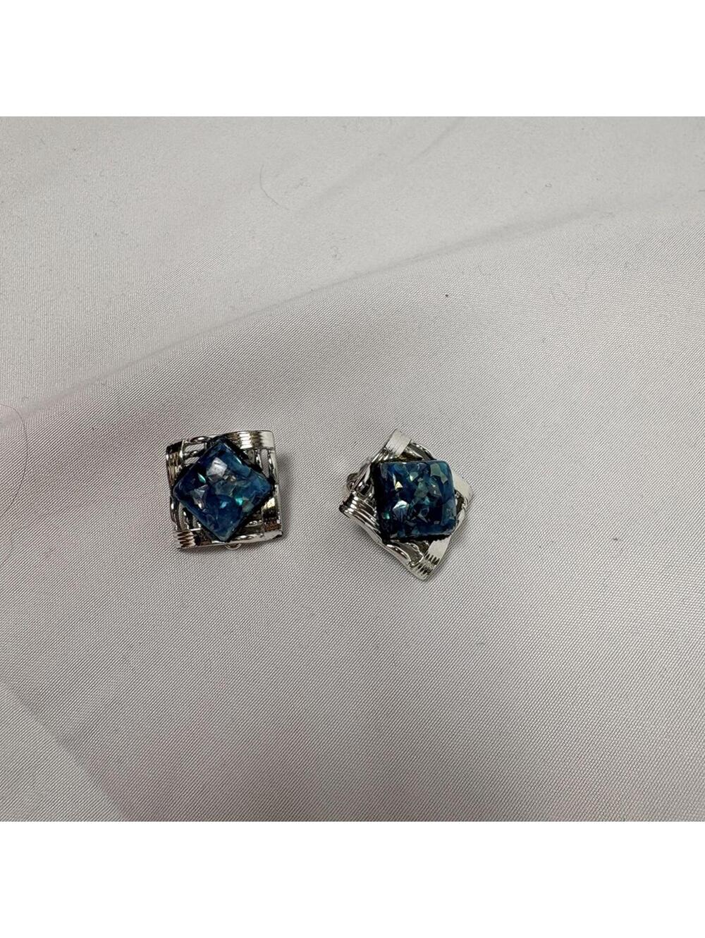 Vintage 1950's Coro Blue and Silver Confetti Lucite Jewelry Set - Picture 3 of 6
